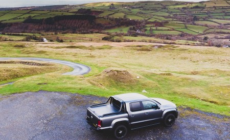 2019 Volkswagen Amarok Black Edition (UK-Spec) Rear Three-Quarter Wallpapers 450x275 (20)