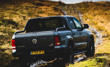 2019 Volkswagen Amarok Black Edition (UK-Spec) Rear Three-Quarter Wallpapers 450x275 (7)