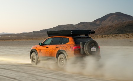 2019 Volkswagen Atlas Adventure Concept Rear Three-Quarter Wallpapers 450x275 (4)