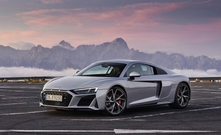2020 Audi R8 V10 RWD Coupe (Color: Florett Silver) Front Three-Quarter Wallpapers 450x275 (138)