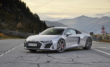 2020 Audi R8 V10 RWD Coupe (Color: Florett Silver) Front Three-Quarter Wallpapers 450x275 (137)