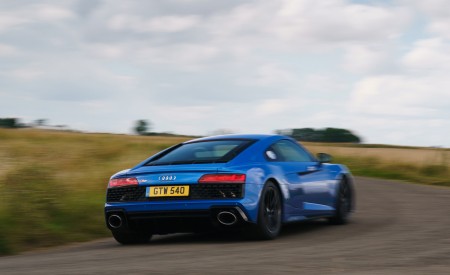 2020 Audi R8 V10 RWD Coupe (UK-Spec) Rear Three-Quarter Wallpapers 450x275 (37)
