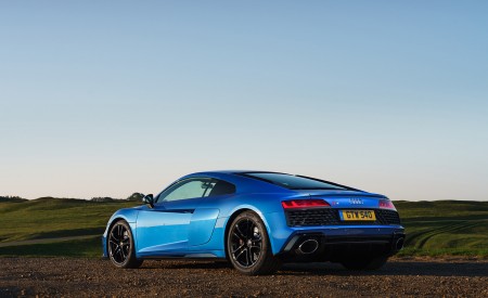 2020 Audi R8 V10 RWD Coupe (UK-Spec) Rear Three-Quarter Wallpapers 450x275 (51)