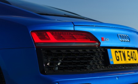 2020 Audi R8 V10 RWD Coupe (UK-Spec) Tail Light Wallpapers 450x275 (79)