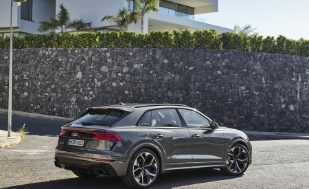 2020 Audi RS Q8 (Color: Daytona Grey) Rear Three-Quarter Wallpapers 450x275 (141)