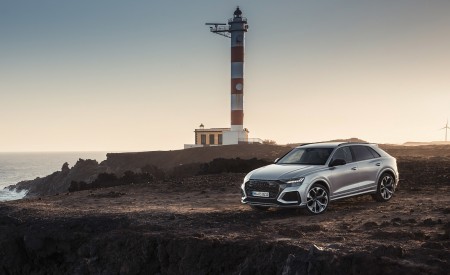 2020 Audi RS Q8 (Color: Florett Silver) Front Three-Quarter Wallpapers 450x275 (103)