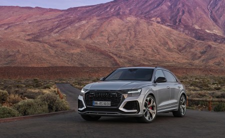2020 Audi RS Q8 (Color: Florett Silver) Front Three-Quarter Wallpapers 450x275 (80)