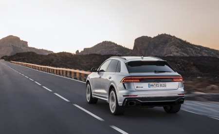 2020 Audi RS Q8 (Color: Florett Silver) Rear Three-Quarter Wallpapers 450x275 (75)