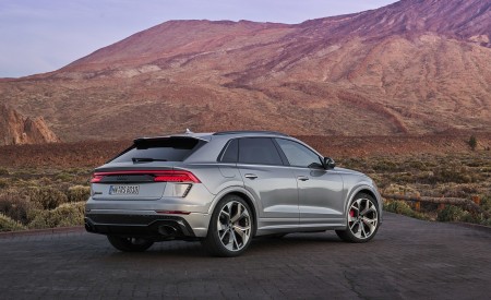 2020 Audi RS Q8 (Color: Florett Silver) Rear Three-Quarter Wallpapers 450x275 (96)