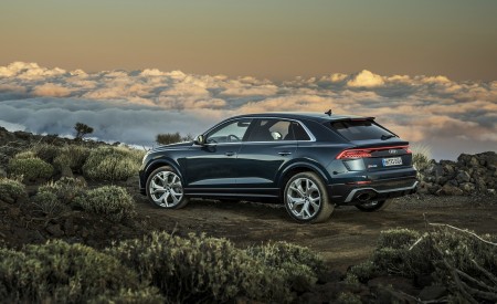 2020 Audi RS Q8 (Color: Galaxy Blue) Rear Three-Quarter Wallpapers 450x275 (57)