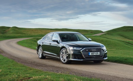 2020 Audi S8 (UK-Spec) Front Three-Quarter Wallpapers 450x275 (30)