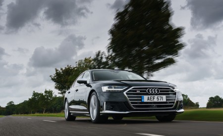 2020 Audi S8 (UK-Spec) Front Three-Quarter Wallpapers 450x275 (5)