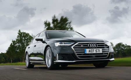 2020 Audi S8 (UK-Spec) Front Three-Quarter Wallpapers  450x275 (6)