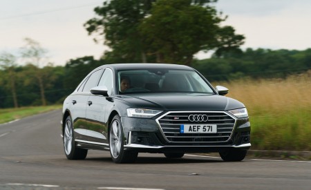 2020 Audi S8 (UK-Spec) Front Three-Quarter Wallpapers 450x275 (23)