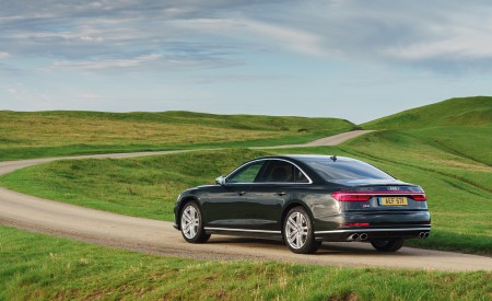 2020 Audi S8 (UK-Spec) Rear Three-Quarter Wallpapers 450x275 (18)