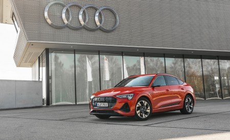2020 Audi e-tron Sportback (Color: Catalunya Red) Front Three-Quarter Wallpapers 450x275 (8)