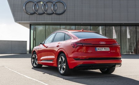 2020 Audi e-tron Sportback (Color: Catalunya Red) Rear Three-Quarter Wallpapers 450x275 (9)