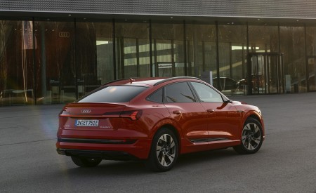 2020 Audi e-tron Sportback (Color: Catalunya Red) Rear Three-Quarter Wallpapers 450x275 (10)
