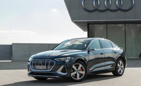 2020 Audi e-tron Sportback (Color: Plasma Blue) Front Three-Quarter Wallpapers 450x275 (22)