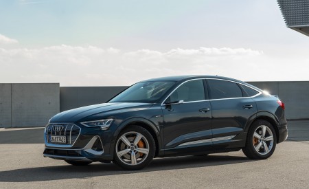 2020 Audi e-tron Sportback (Color: Plasma Blue) Front Three-Quarter Wallpapers 450x275 (23)