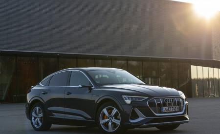 2020 Audi e-tron Sportback (Color: Plasma Blue) Front Three-Quarter Wallpapers 450x275 (25)