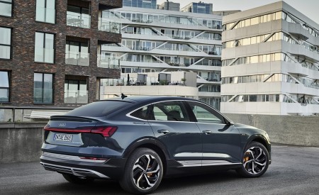 2020 Audi e-tron Sportback (Color: Plasma Blue) Rear Three-Quarter Wallpapers 450x275 (57)
