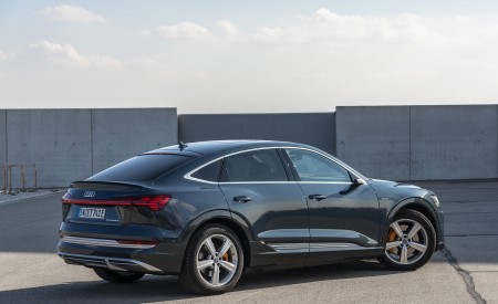 2020 Audi e-tron Sportback (Color: Plasma Blue) Rear Three-Quarter Wallpapers 450x275 (26)