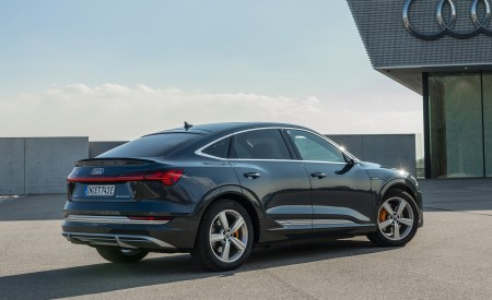 2020 Audi e-tron Sportback (Color: Plasma Blue) Rear Three-Quarter Wallpapers 450x275 (28)