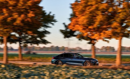 2020 BMW M340i Sedan (Color: Tanzanite Blue Metallic) Side Wallpapers 450x275 (35)