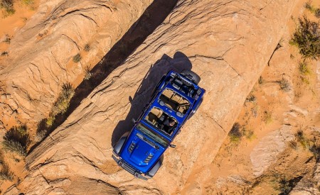 2020 Jeep Wrangler Rubicon EcoDiesel Top Wallpapers 450x275 (36)