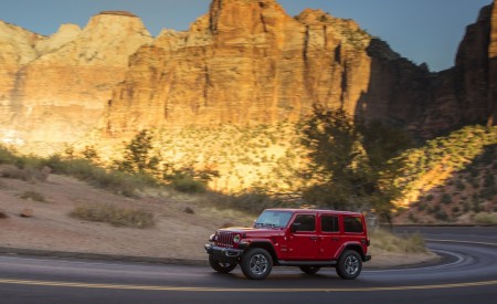 2020 Jeep Wrangler Sahara EcoDiesel Front Three-Quarter Wallpapers 450x275 (97)