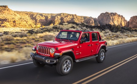 2020 Jeep Wrangler Sahara EcoDiesel Front Three-Quarter Wallpapers 450x275 (87)