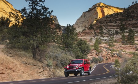 2020 Jeep Wrangler Sahara EcoDiesel Front Three-Quarter Wallpapers 450x275 (112)