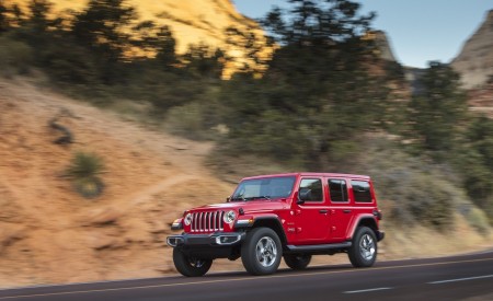 2020 Jeep Wrangler Sahara EcoDiesel Front Three-Quarter Wallpapers 450x275 (113)