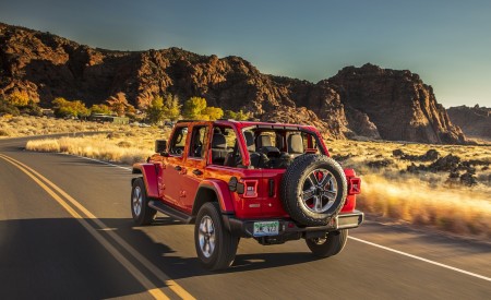 2020 Jeep Wrangler Sahara EcoDiesel Rear Three-Quarter Wallpapers 450x275 (89)