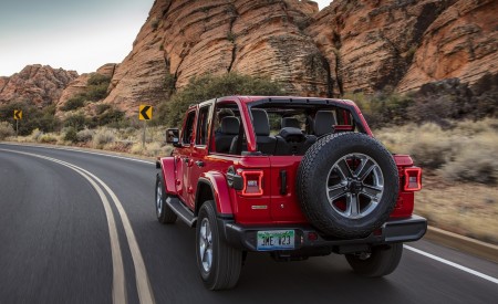 2020 Jeep Wrangler Sahara EcoDiesel Rear Three-Quarter Wallpapers 450x275 (93)