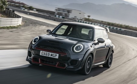 2020 MINI John Cooper Works GP Front Three-Quarter Wallpapers 450x275 (3)