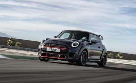 2020 MINI John Cooper Works GP Front Three-Quarter Wallpapers 450x275 (4)