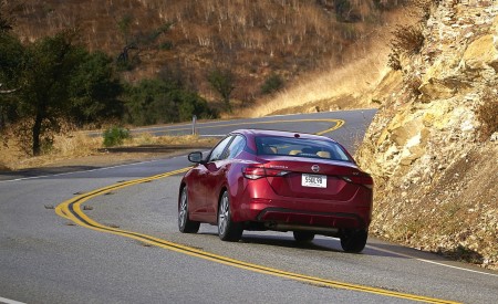 2020 Nissan Sentra Rear Three-Quarter Wallpapers 450x275 (3)