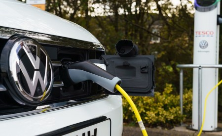 2020 Volkswagen Passat GTE Advance Estate (UK-Spec; Plug-In Hybrid) Charging Wallpapers 450x275 (16)