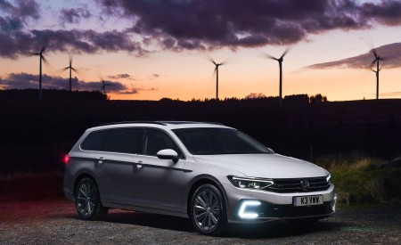 2020 Volkswagen Passat GTE Advance Estate (UK-Spec; Plug-In Hybrid) Front Three-Quarter Wallpapers 450x275 (9)
