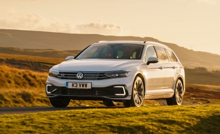 2020 Volkswagen Passat GTE Advance Estate (UK-Spec; Plug-In Hybrid) Front Three-Quarter Wallpapers 450x275 (5)