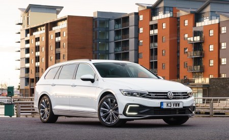 2020 Volkswagen Passat GTE Advance Estate (UK-Spec; Plug-In Hybrid) Front Three-Quarter Wallpapers 450x275 (10)
