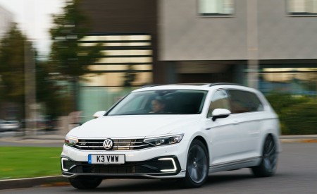2020 Volkswagen Passat GTE Advance Estate (UK-Spec; Plug-In Hybrid) Front Three-Quarter Wallpapers 450x275 (4)