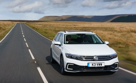 2020 Volkswagen Passat GTE Advance Estate (UK-Spec; Plug-In Hybrid) Front Wallpapers 450x275 (3)
