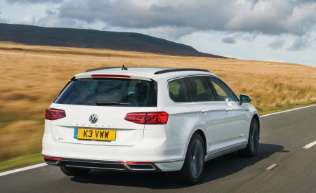 2020 Volkswagen Passat GTE Advance Estate (UK-Spec; Plug-In Hybrid) Rear Three-Quarter Wallpapers 450x275 (6)