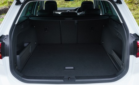 2020 Volkswagen Passat GTE Advance Estate (UK-Spec; Plug-In Hybrid) Trunk Wallpapers 450x275 (26)
