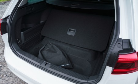 2020 Volkswagen Passat GTE Advance Estate (UK-Spec; Plug-In Hybrid) Trunk Wallpapers 450x275 (27)
