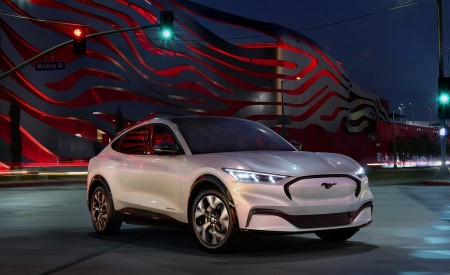 2021 Ford Mustang Mach-E Electric SUV Front Three-Quarter Wallpapers 450x275 (34)