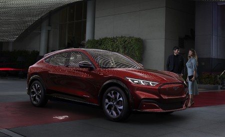 2021 Ford Mustang Mach-E Electric SUV Front Three-Quarter Wallpapers 450x275 (35)